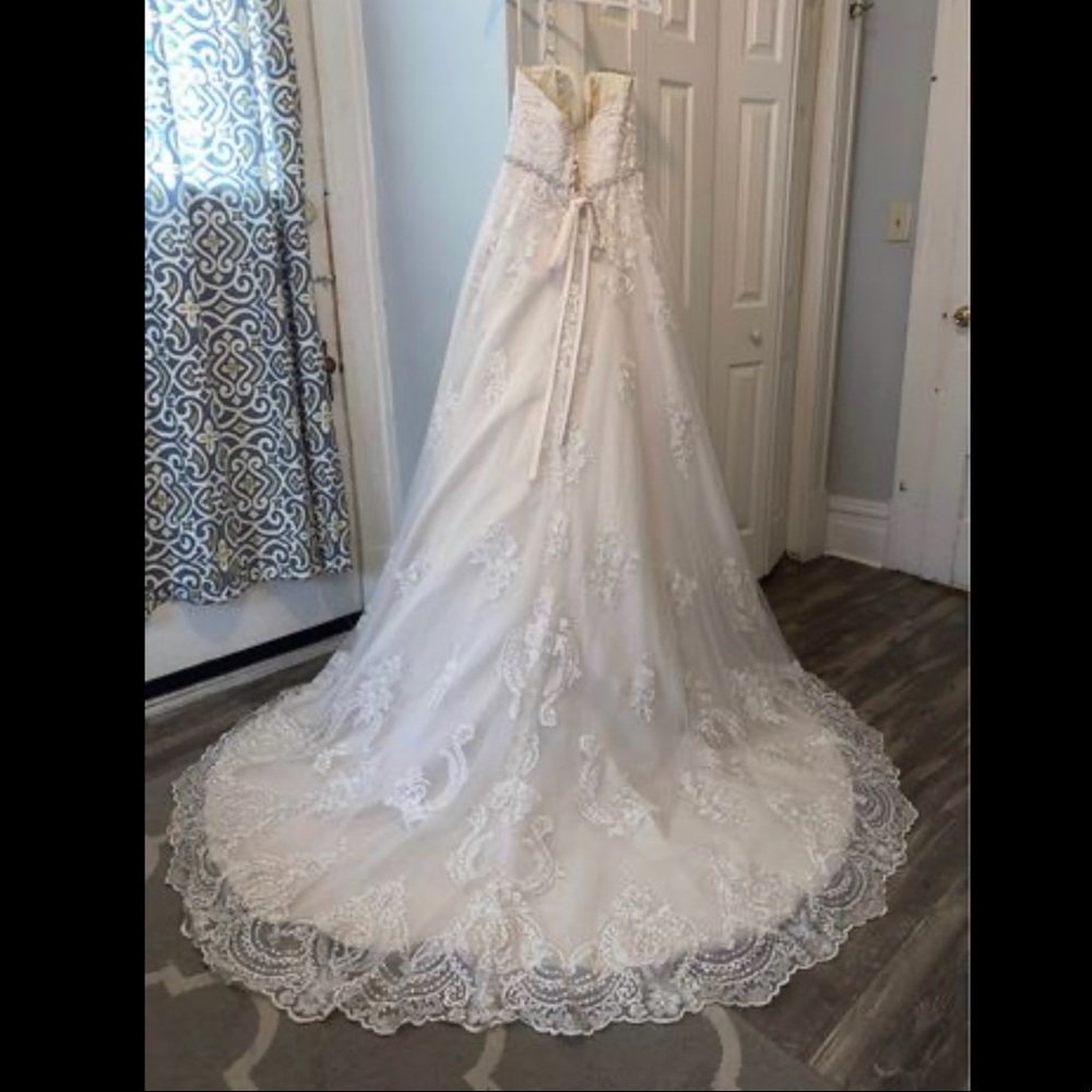 ****SOLD****      Ivory Maggie Sottero Wedding Dress — Fits like an 8 32DD - Picture 3 of 9